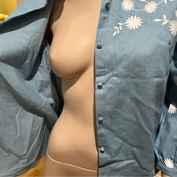 19.Simplee light blue button down shirt w white floral details brand new size S - Picture 8 of 11